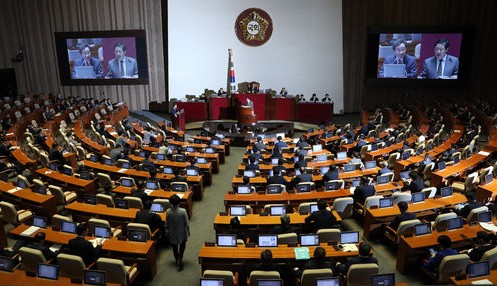 1일 국회 본회의장에서 열린 제364회국회(정기회) 제7차 본회의 대정부질문에서 유기준 자유한국당 의원이 이낙연 총리에게 질의하고 있다.