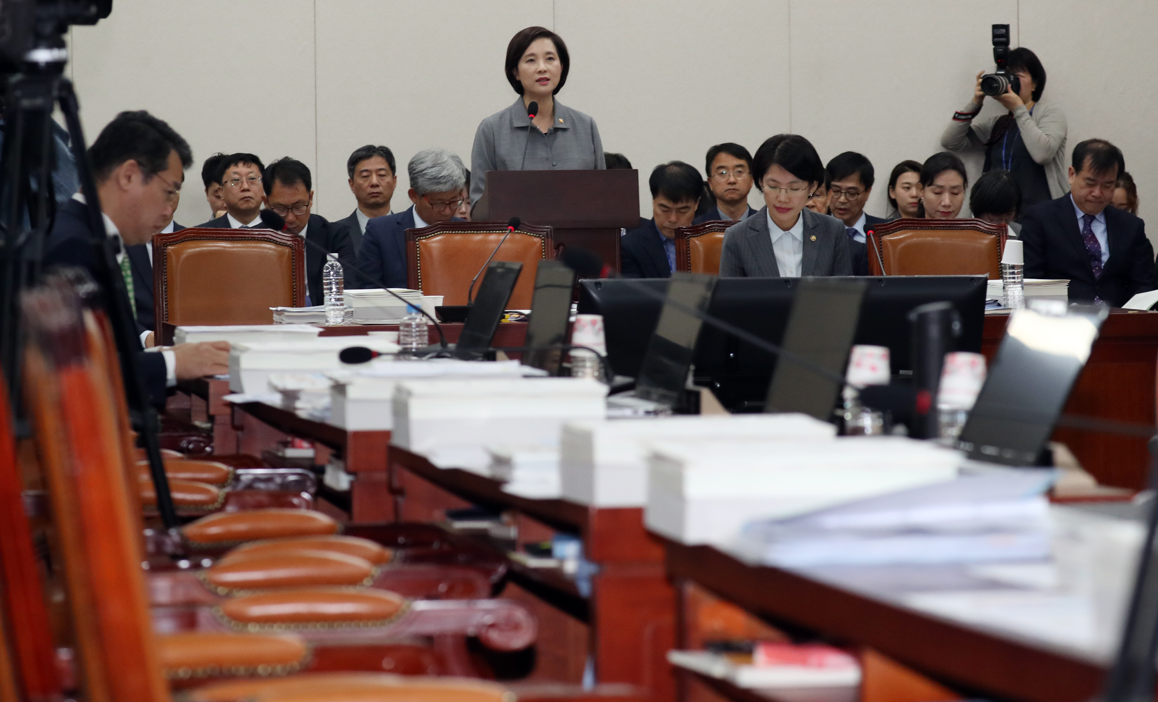 유은혜 사회부총리 겸 교육부장관이 11일 서울 여의도 국회에서 열린 교육위원회 교육부에 대한 국정감사에서 인사말을 하고 있다. 유 부총리의 증인선서를 거부한 자유한국당 의원들의 자리가 비어있다.2018.10.11/뉴스1