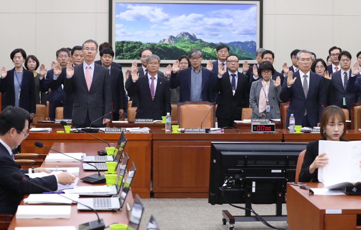 16일 오전 서울 여의도 국회에서 열린 환경노동위원회의 경제사회노동위원회, 중앙노동위원회, 최저임금위원회, 한국고용정보원 등 국정감사에서 피감기관 참석자들이 선서를 하고 있다.