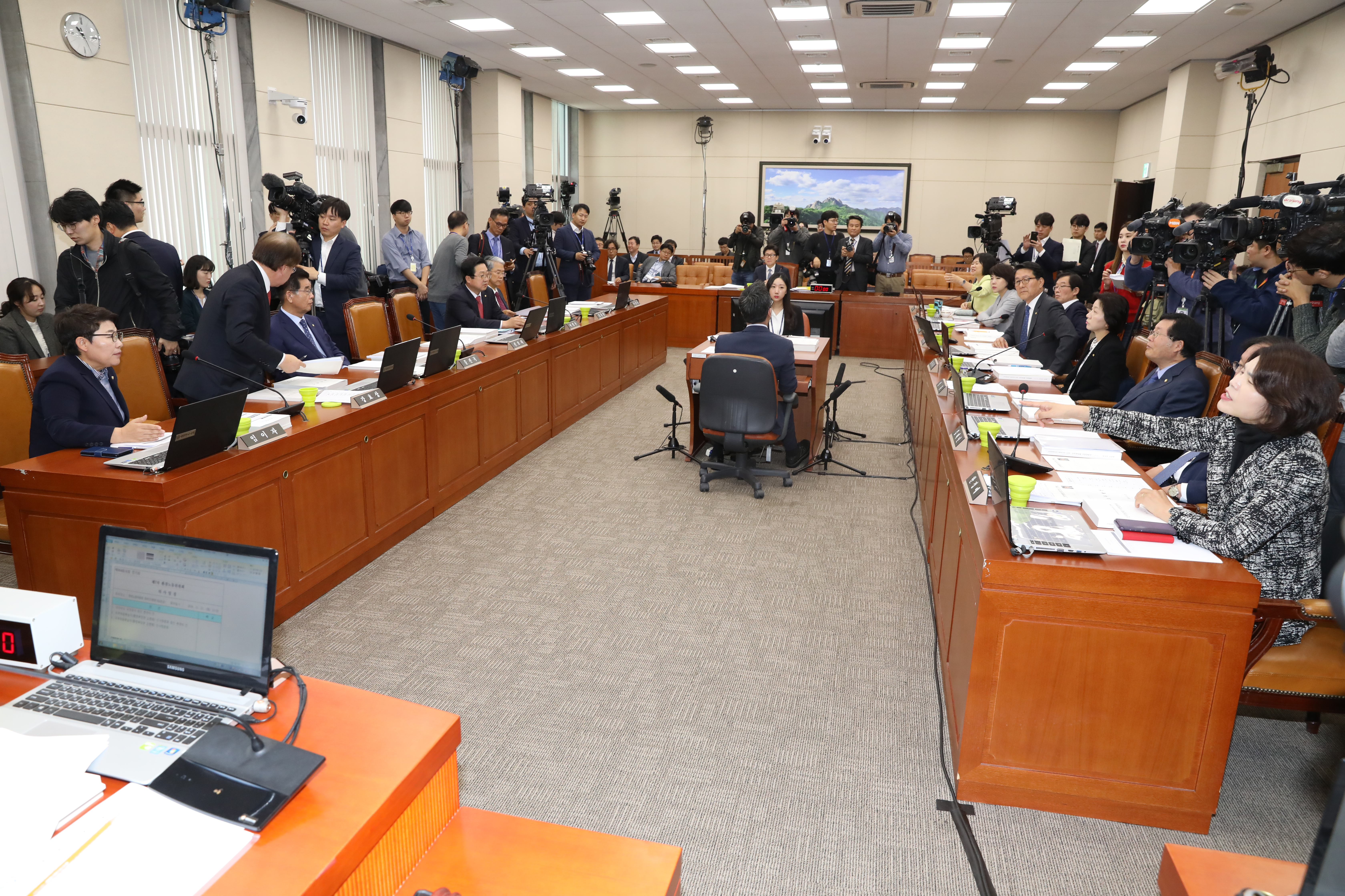 23일 오전 서울 여의도 국회에서 열린 환경노동위원회의 조명래 환경부 장관 후보자 인사청문회서는 자료 제출 미비를 이유로 여야 의원들이 설전을 벌였다.