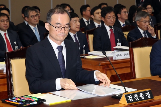 25일 대검찰청을 상대로 한 국회 법사위 국정감사에서 문무일 검찰총장이 의원들의 질의에 답변할 자료를 살펴보고 있다