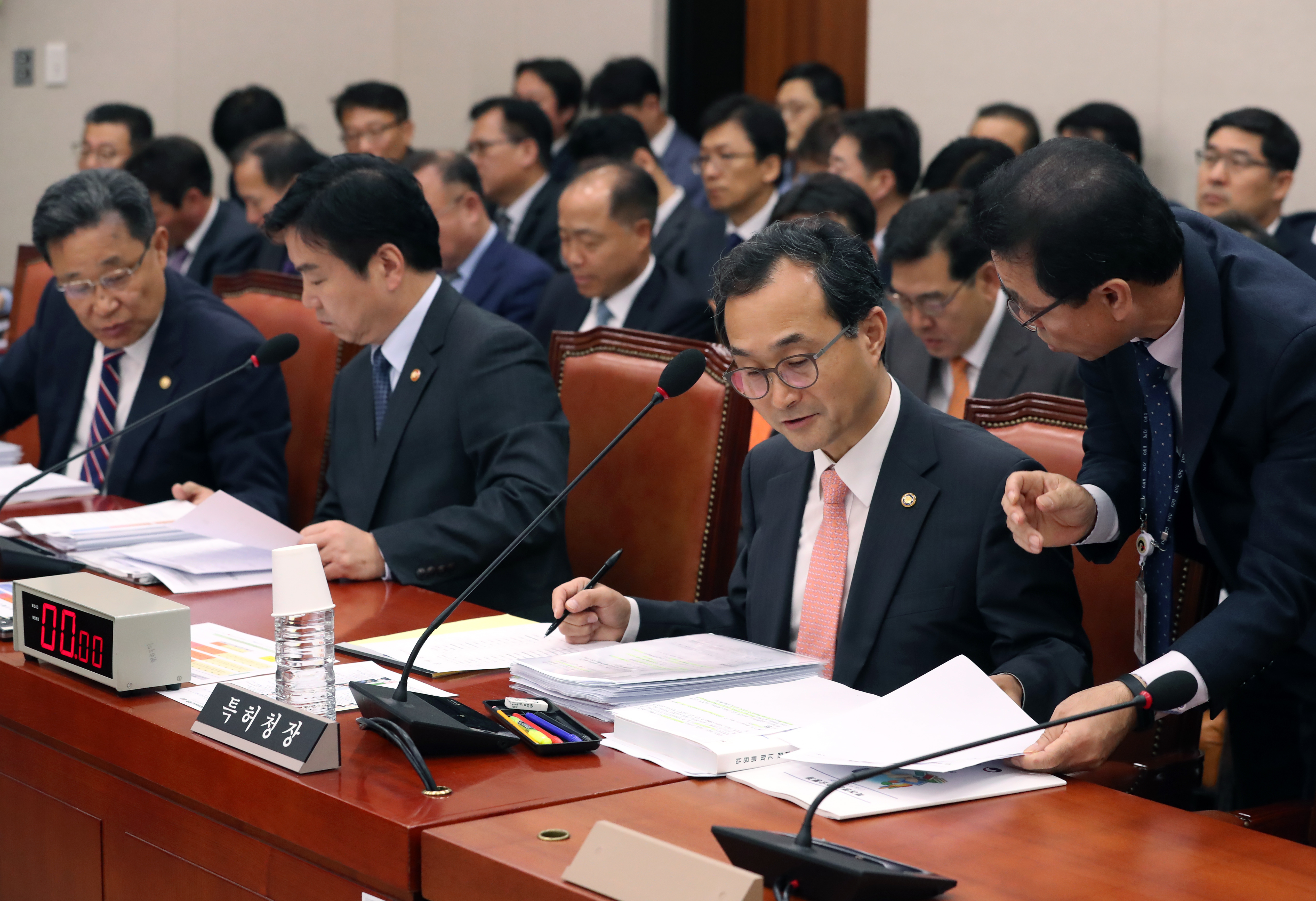 26일 오전 서울 여의도 국회에서 열린 산업통상자원중소벤처기업위원회의 중소벤처기업부, 특허청 종합감사에서 홍종학 중소벤처기업부 장관과 박원주 특허청장이 국감 준비를 하고 있다. 