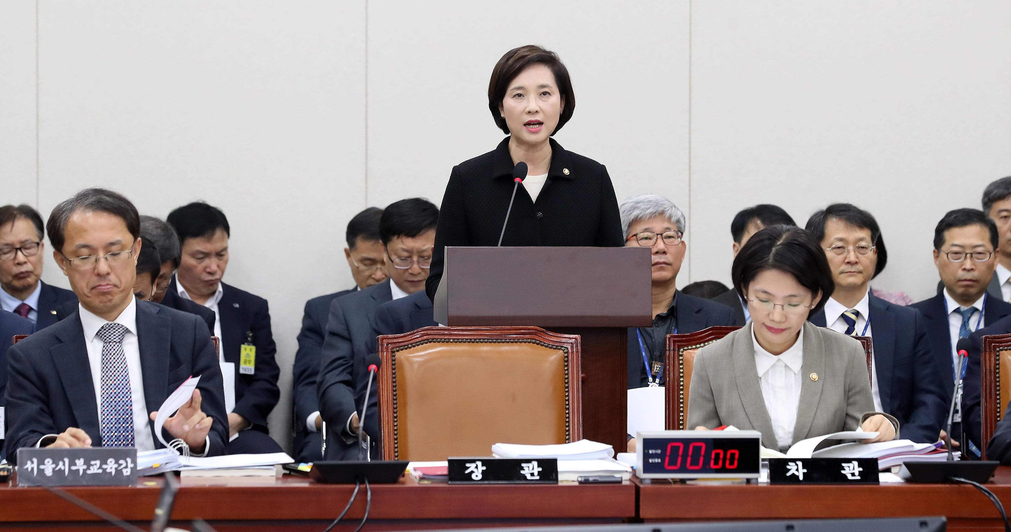 유은혜 사회부총리 겸 교육부장관이 29일 오전 서울 여의도 국회에서 열린 교육위원회의 교육부에 대한 종합감사에서 업무보고를 하고 있다.