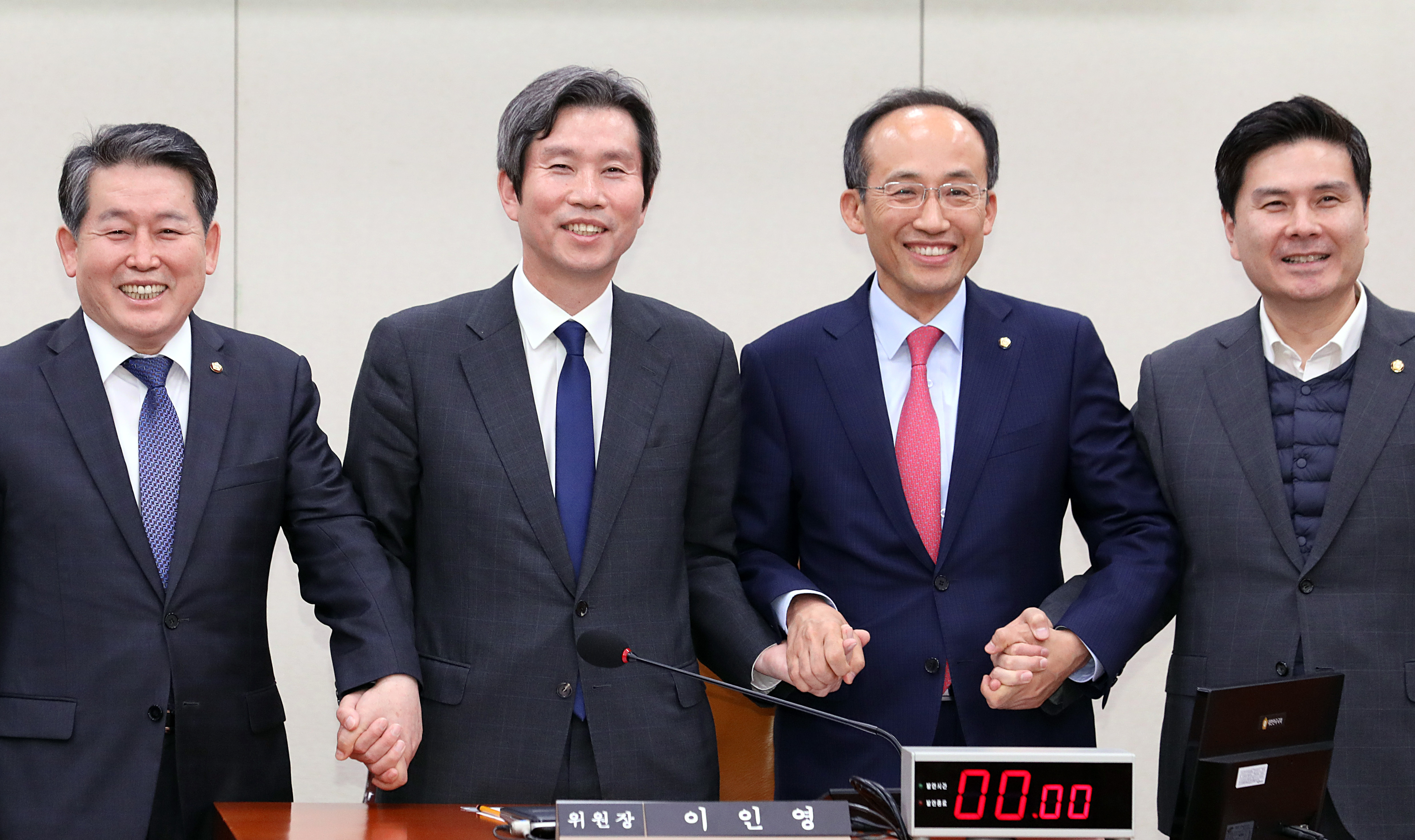 국회에서 열린 남북경제협력 특별위원회 첫회의에서 왼쪽부터 민주당 김경 간사, 이인영 위원장과 자유당 추경호 간사, 바른미래당 지상욱 간사가 손을 맞잡고 포즈를 취하고 있다. 

2018.10.30. 