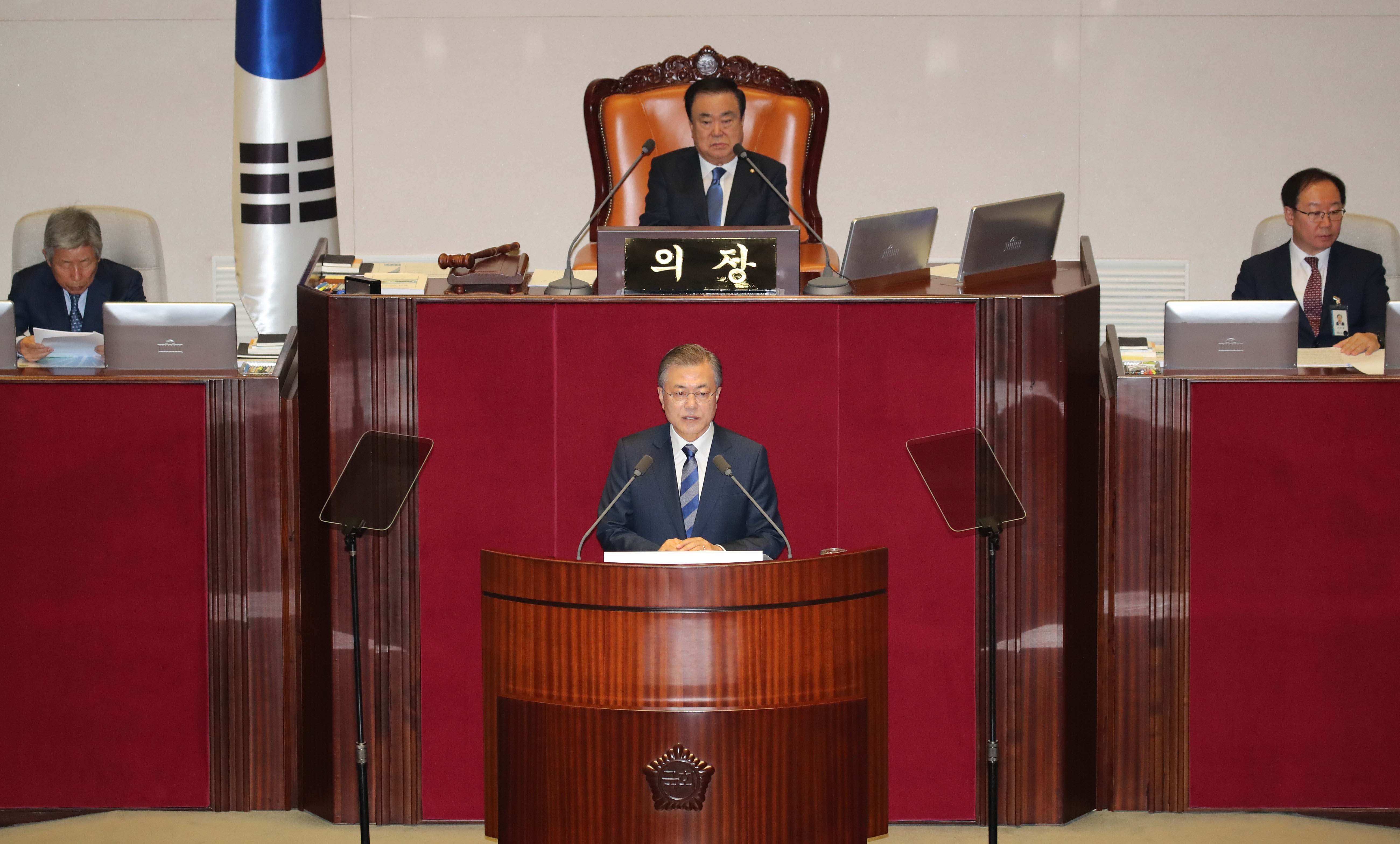 문재인 대통령이 1일 오전 서울 여의도 국회 본회의장에서 2019년도 예산안에 대한 시정연설을 하고 있다.