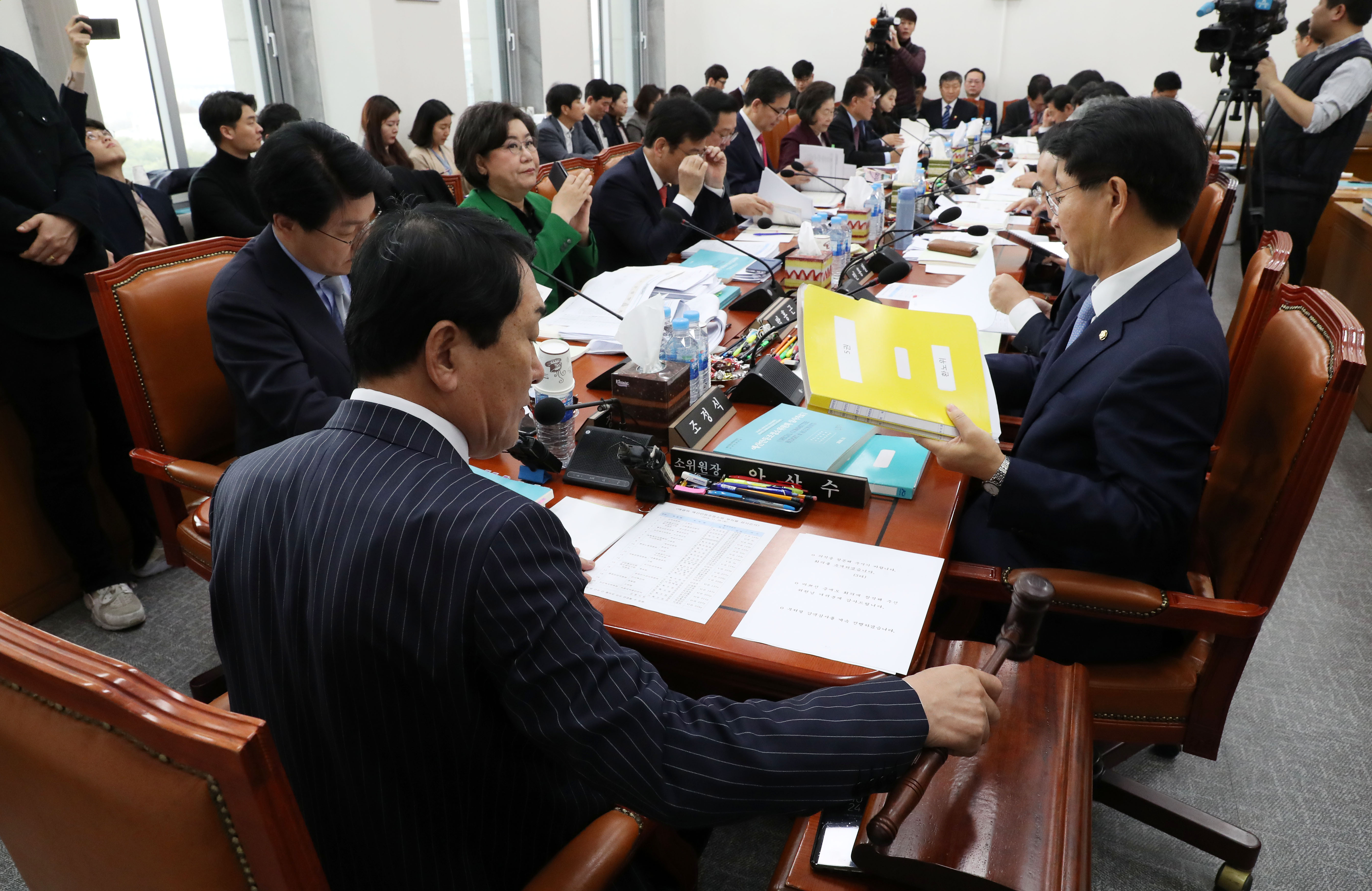 29일 오전 서울 여의도 국회 본청 예산결산특별위원회 소회의실에서 열린 예산안등조정소위원회에서 안상수 위원장이 속개를 선언하며 의사봉을 두드리고 있다.