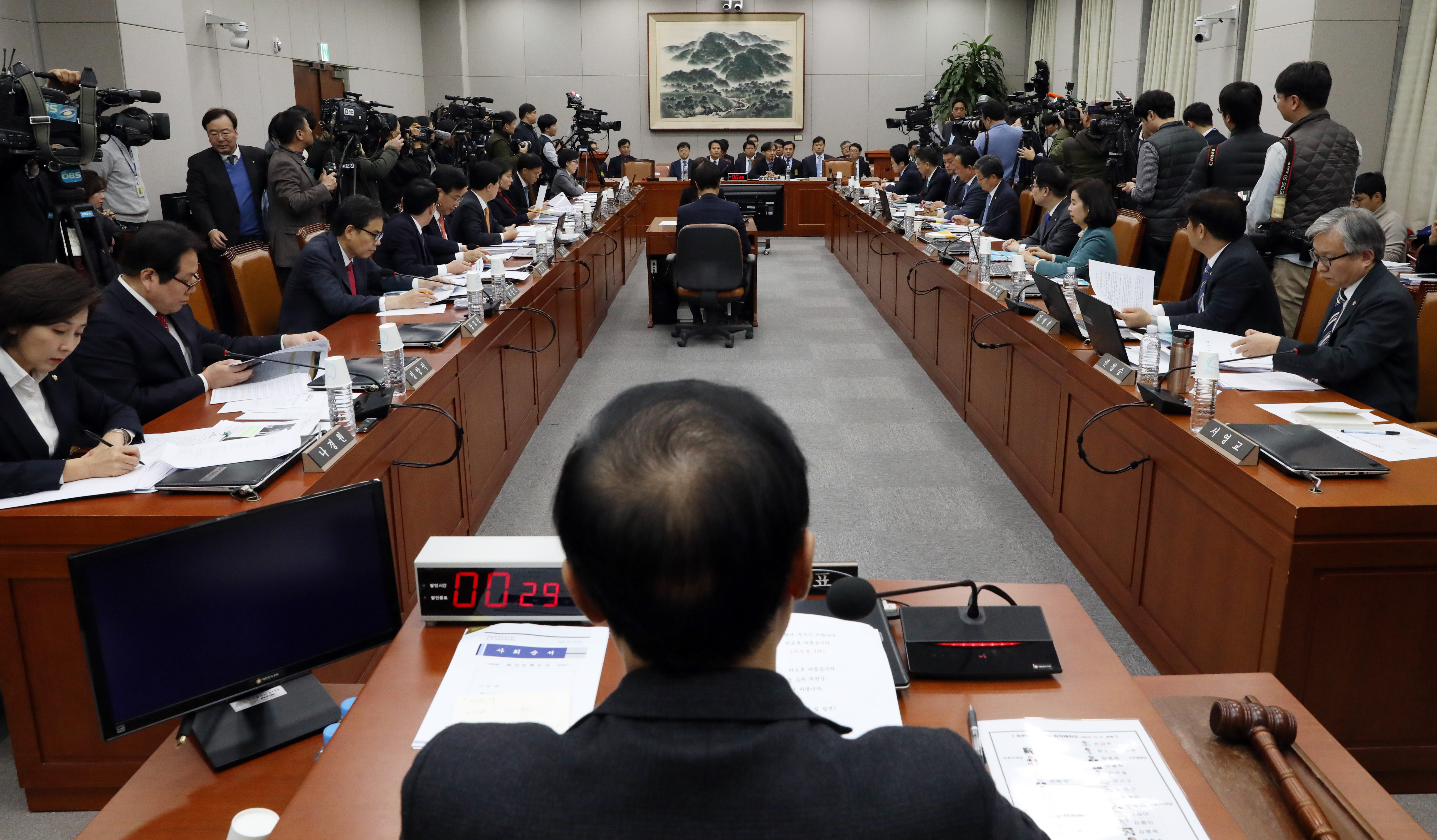 31일 서울 영등포구 여의도 국회에서 열린 국회 운영위원회 오후 전체회의가 임종석 비서실장과 조국 민정수석이 참석한 가운데 열리고 있다. 