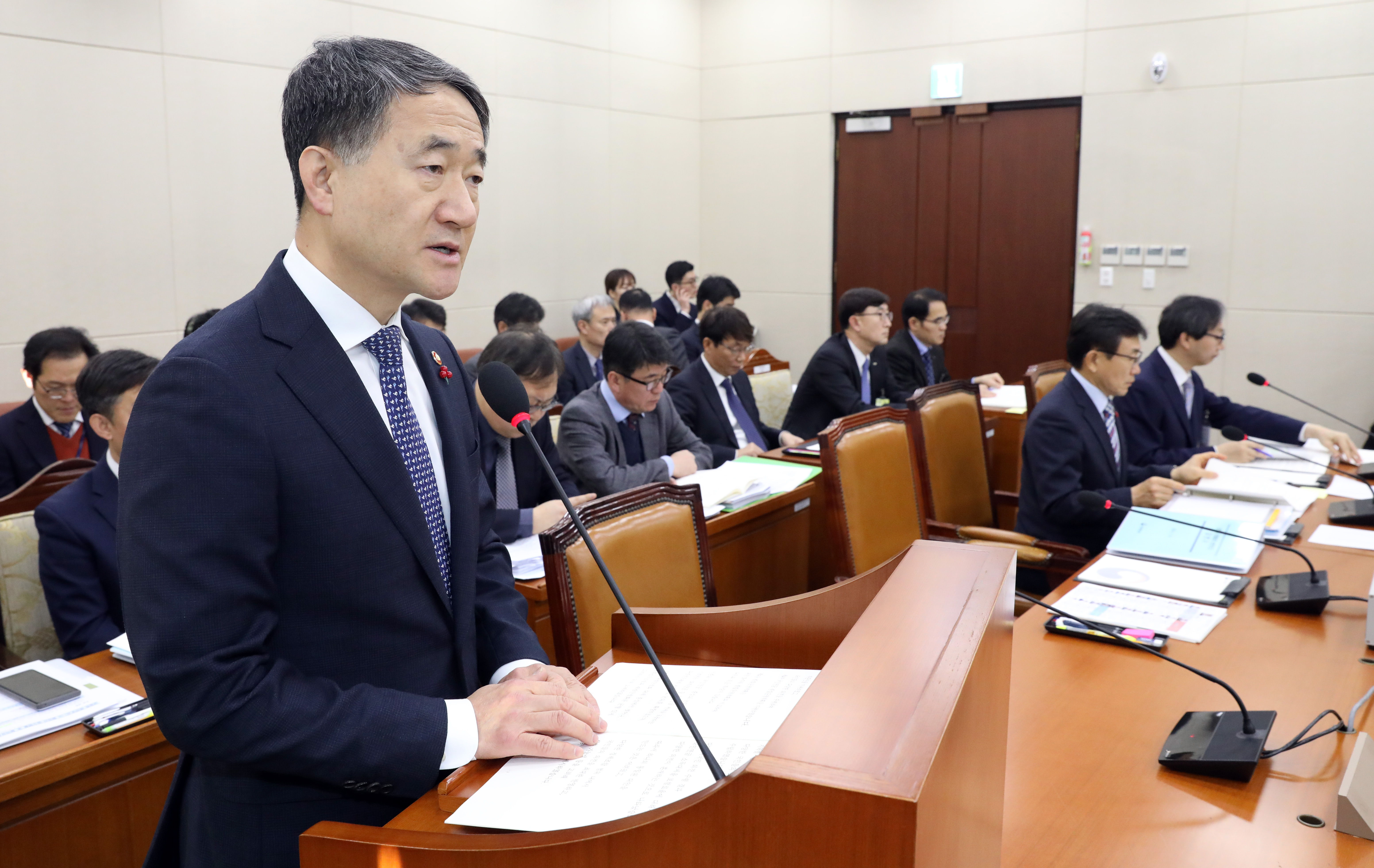 ​ 18일 오전 서울 영등포구 여의도 국회에서 국민연금 종합운영계획 관련 현안보고를 위해 열린 보건복지위원회 전체회의에서 박능후 보건복지부 장관이 인사말을 하고 있다. 