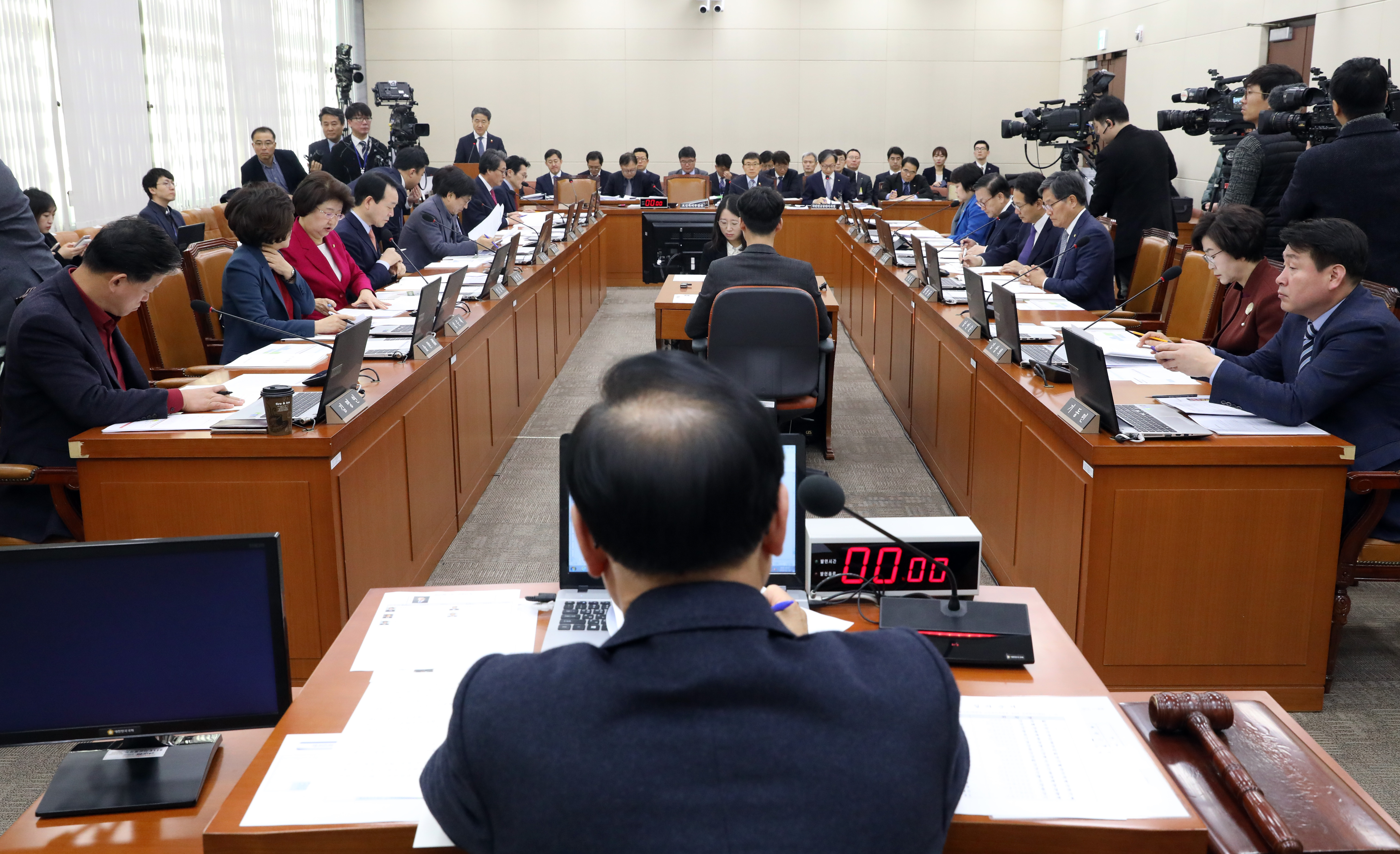 18일 오전 서울 영등포구 여의도 국회에서 국민연금 종합운영계획 관련 현안보고를 위해 보건복지위원회 전체회의를 이명수 위원장이 주재하고 있다. 