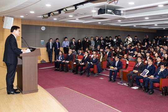 13일 국회에서 열린 '데이터 기반 금융혁신을 위한 신용정보법 개정안 공청회'에서 최종구 금융위원장이 축사를 하고 있다(사진=뉴스1)