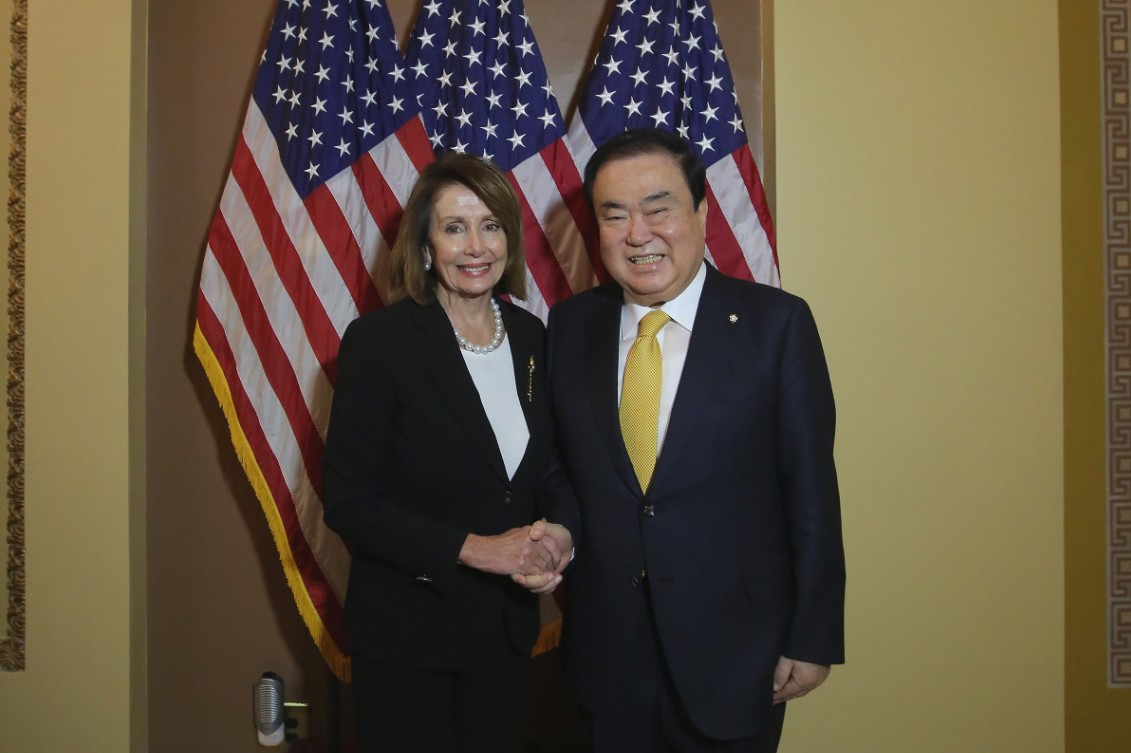 ​현지시간 12일 미국 국회의사당을 방문한 문희상 국회의장이 낸시 펠로시(Nancy Pelosi) 하원의장과 만나 악수하고 있다.(사진=유윤기 촬영관)