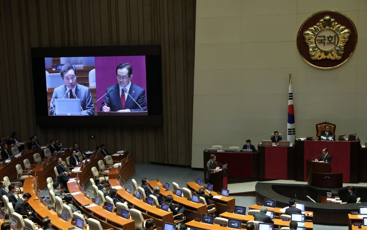 이낙연 국무총리가 21일 오후 서울 여의도 국회에서 열린 본회의에서 자유한국당 이종배 의원의 경제에 관한 대정부질문에 답하고 있다. 