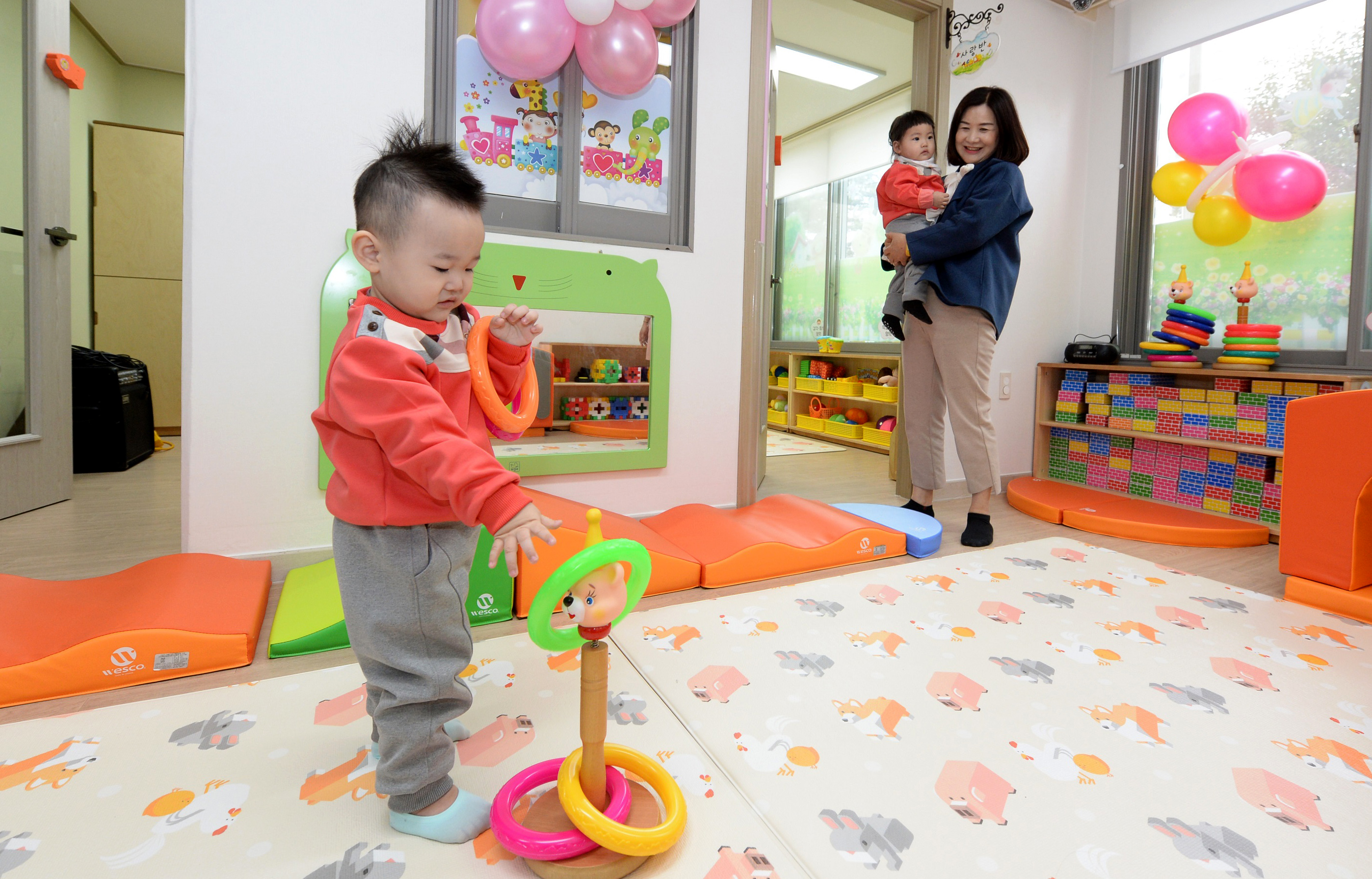 지난 3월 12일 광주 광산구에 있는 한 어린이집에서 아이가 장난감을 가지고 놀고 있다.(사진=뉴시스)