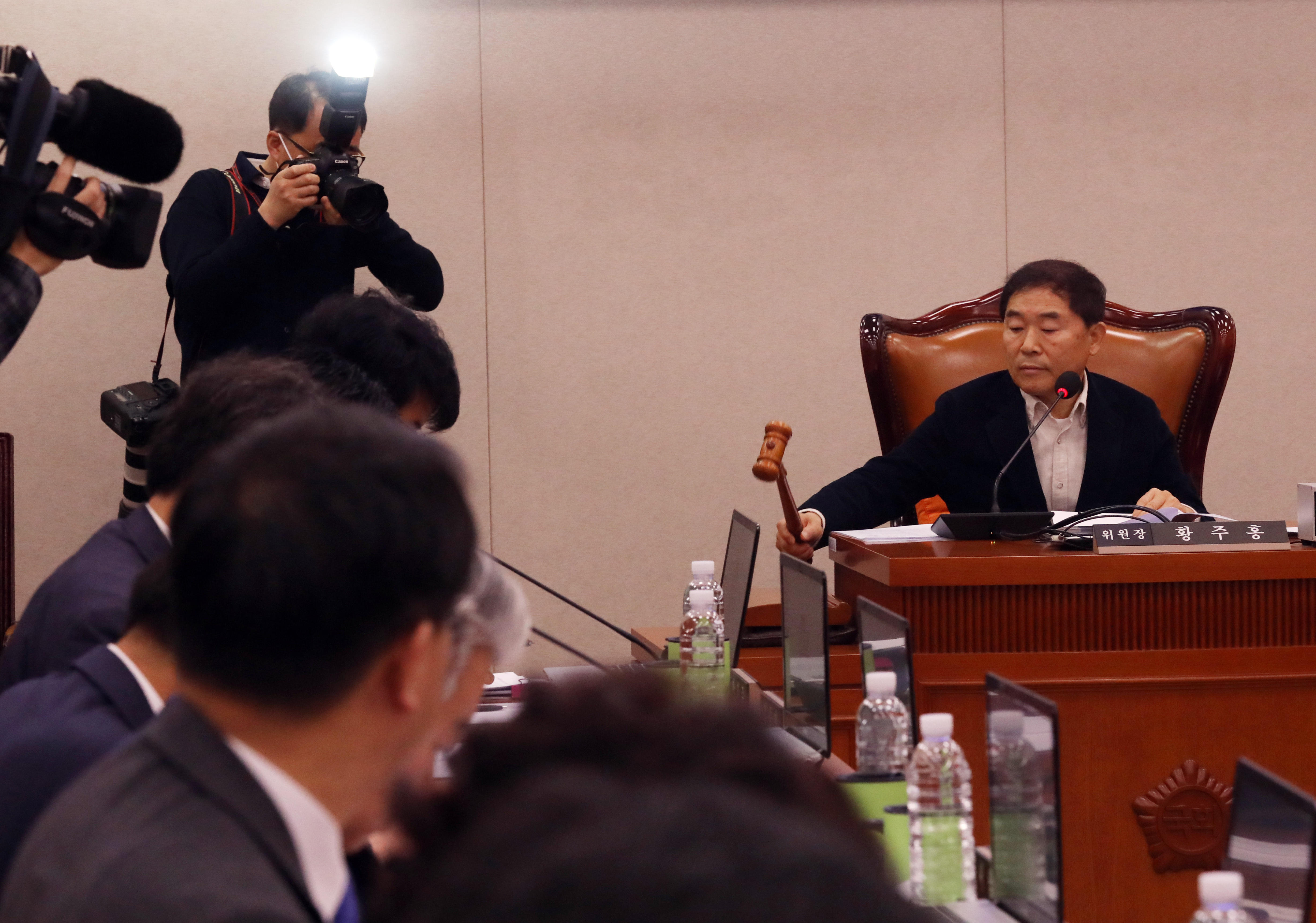 일 오전 서울 영등포구 여의도 국회에서 열린 농림축산식품해양수산위원회 전체회의에서 황주홍 위원장이 국무위원후보자(해양수산부장관 문성혁) 인사청문경과보고서를 채택하고 있다. 