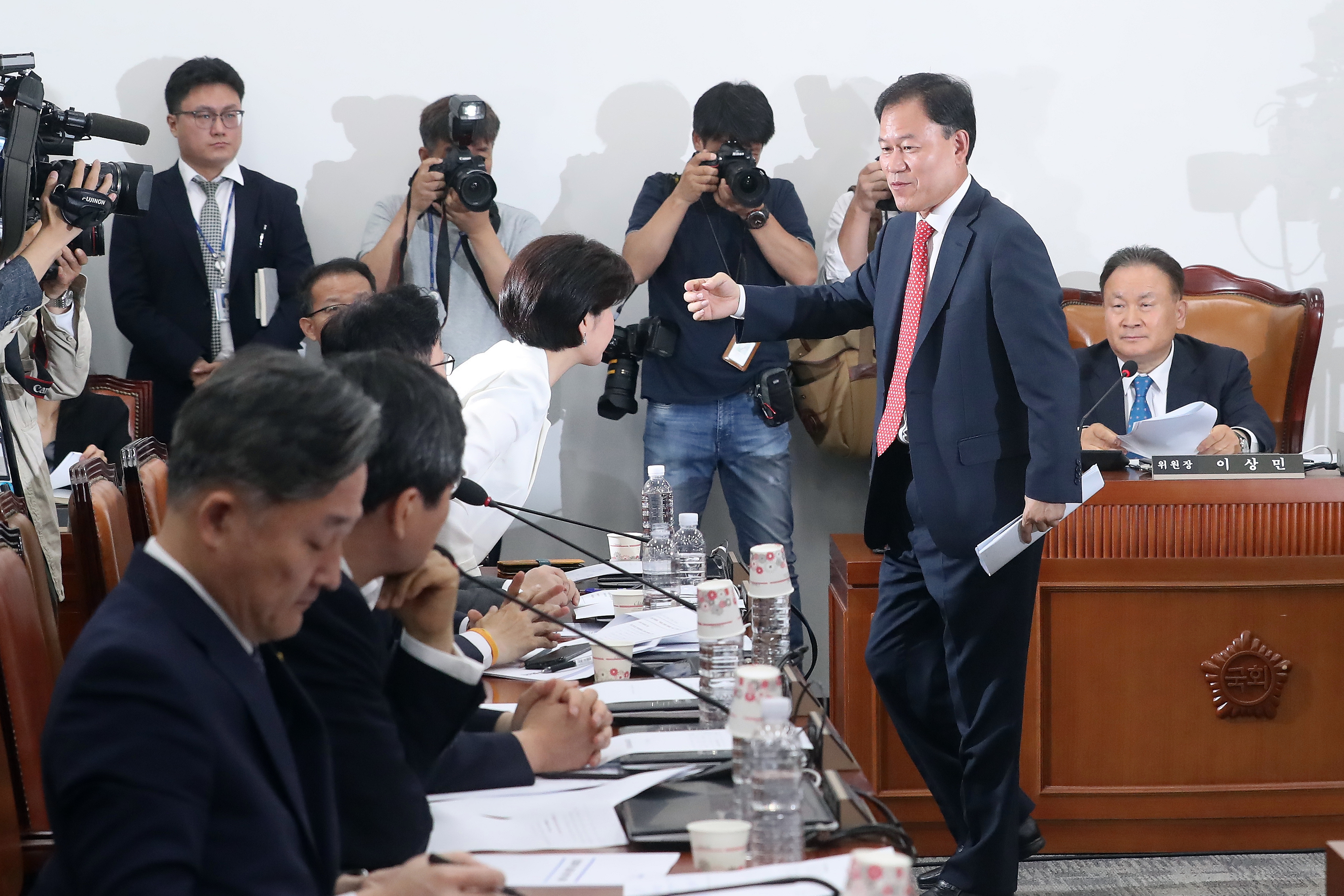 윤한홍 자유한국당 간사가 19일 국회 사법개혁 특별위원회 전체회의에서 발언을 마치고 나서고 있다(사진=뉴스1)
