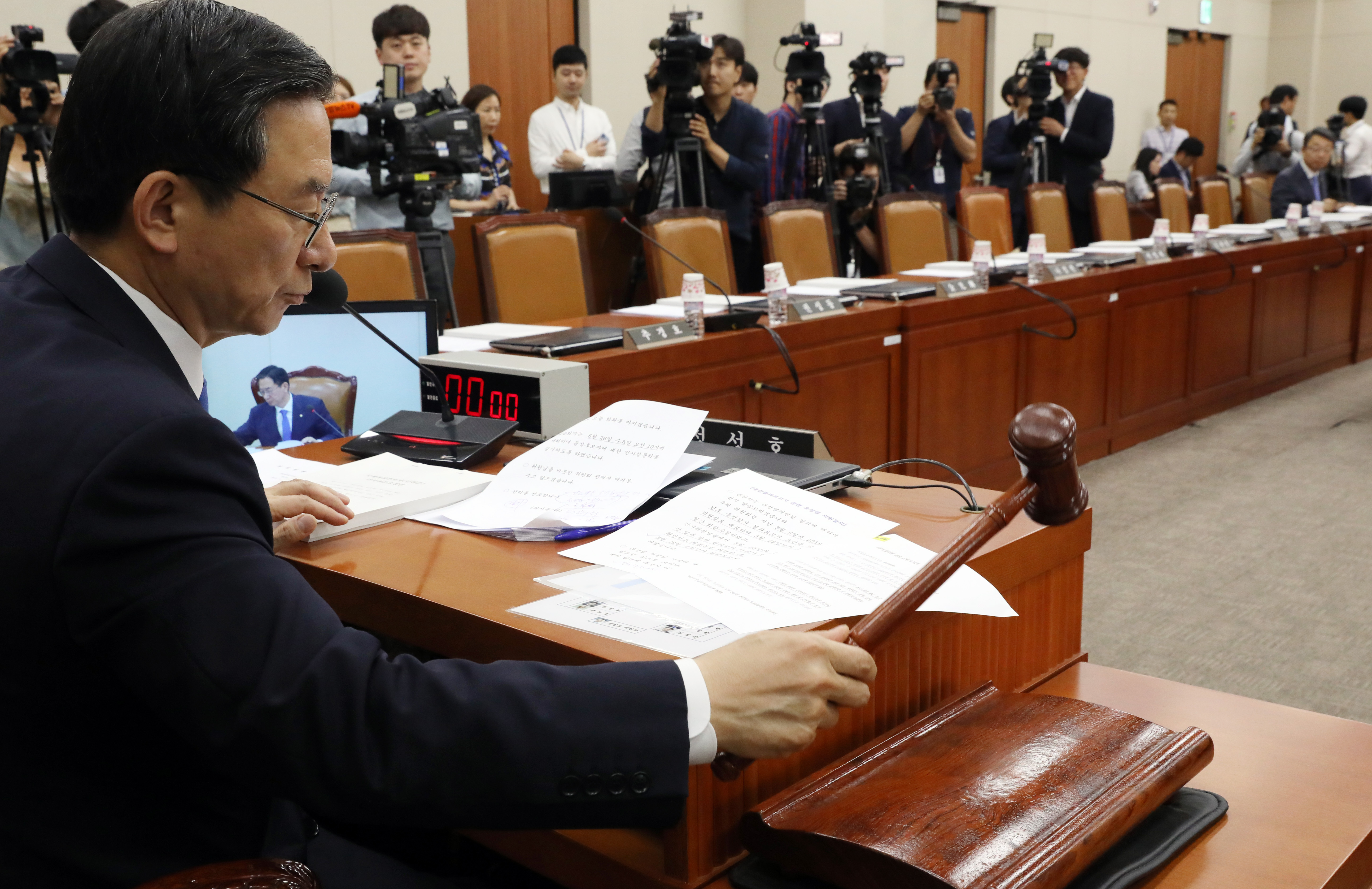 국세청장후보자(김현준) 인사청문회 실시계획서 채택의 건을 의결하기 위해 19일 오전 서울 여의도 국회에서 열린 기획재정위원회 전체회의가 자유한국당 의원들이 불참한 가운데 정성호 위원장이 주재하고 있다. 