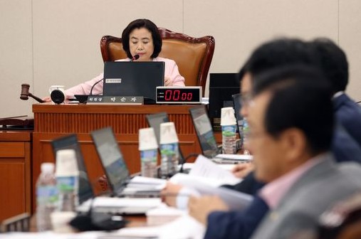 20일(화) 국회 국토교통위원회 전체회의에서 박순자 위원장이 안건을 가결하고 있다.(사진=뉴시스)