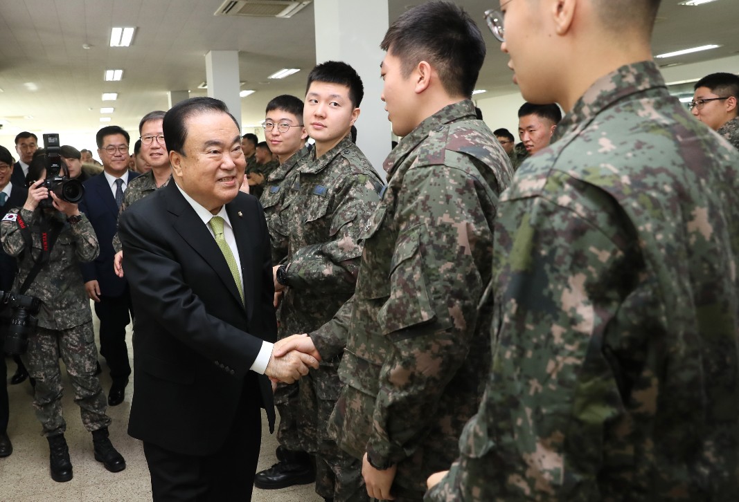 문희상 국회의장이 30일(목) 오전 강원도 원주시에 위치한 공군 제8전투비행단을 방문해 장병들과 악수하고 있다.(사진=유윤기 촬영관)