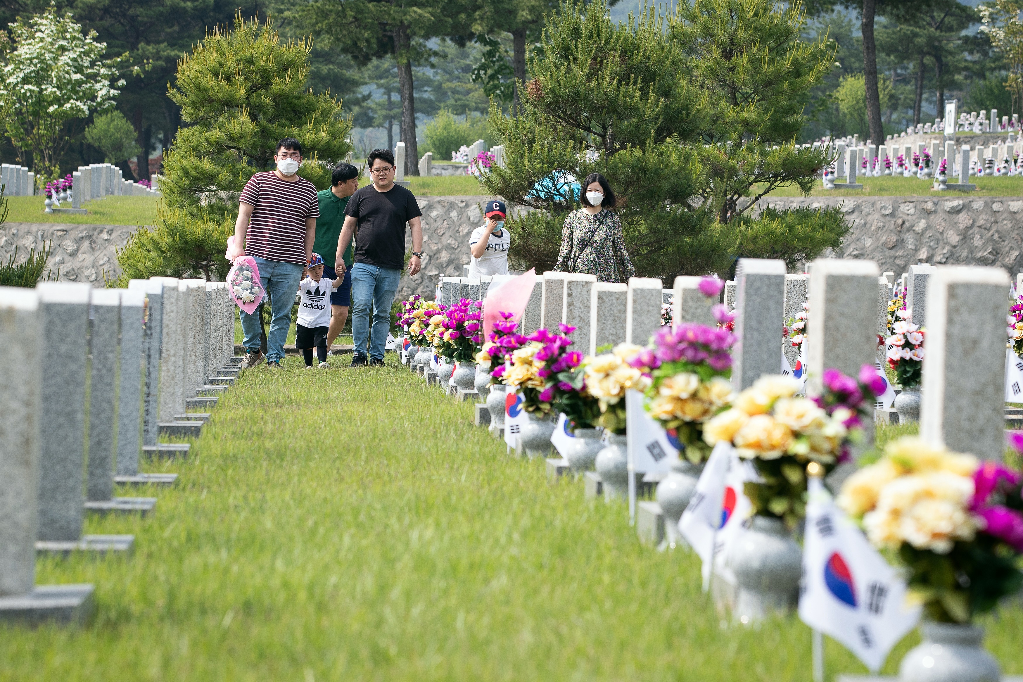 지난 5월 31일 6월 호국보훈의 달을 하루 앞두고 서울 동작구 국립서울현충원 묘역에서 참배하고 있는 시민들의 모습.(사진=뉴스1)