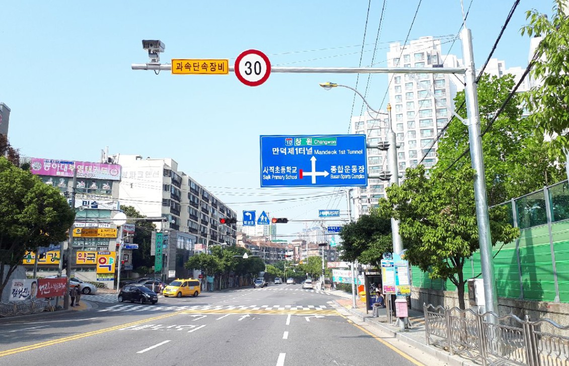 부산시 동래구 사직초등학교 앞에 설치된 고정식 무인교통단속카메라의 모습.(사진=뉴시스)