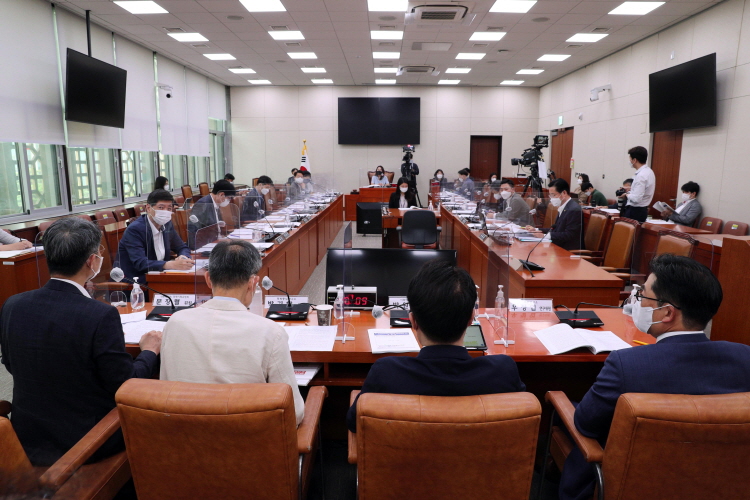 12일(목) 국회 외교통일위원회(위원장 송영길)에서 '한미 방위비분담금 특별협정 비준동의안에 대한 공청회'가 열리고 있다. 이날 공청회에는 ▲문장렬 대통령직속 정책기획위원회 위원 ▲박기학 평화통일연구소 소장 ▲박원곤 이화여대 북한학과 교수 ▲우정엽 세종연구소 연구위원이 전문가 진술인으로 참석했다. (사진=뉴시스)