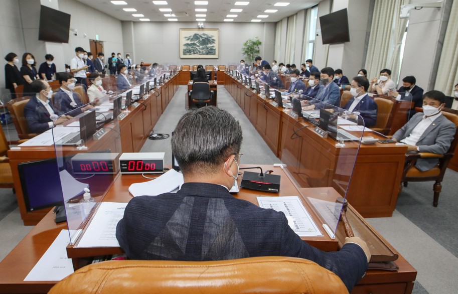 국회운영위원회 국회운영개선소위원회(소위원장 한병도)는 17일(화) 제390회국회(임시회) 제1차 회의를 열고 한병도·추경호 의원이 각각 대표발의한 「국회법 일부개정법률안」을 통합조정한 위원