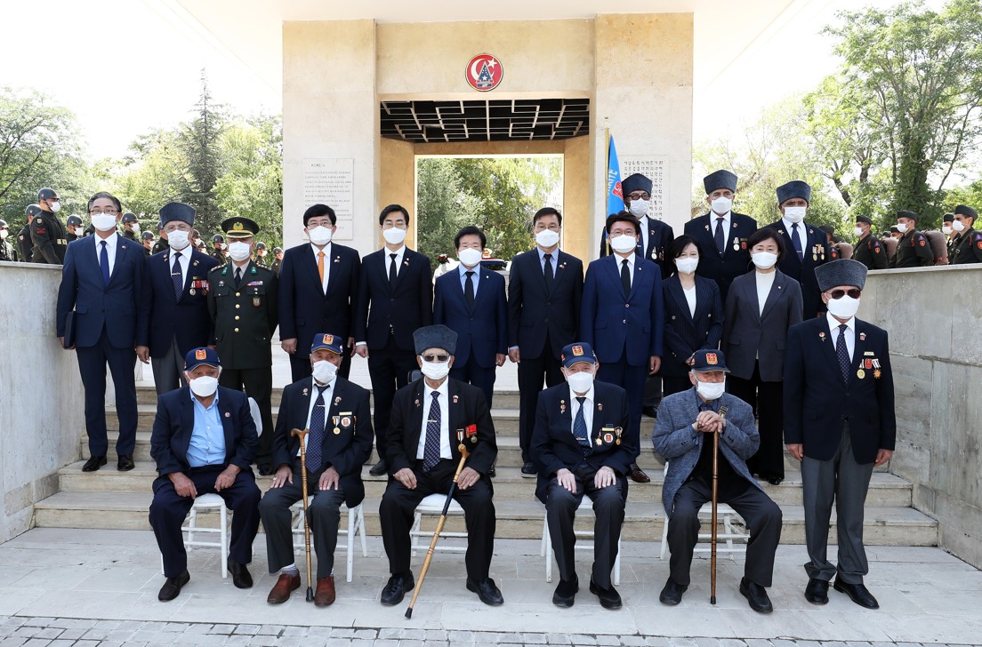 현지시간 18일(수) 터키 수도 앙카라 한국공원에 위치한 한국전 참전기념비에서 박병석 국회의장 등 우리 측 대표단과 터키 참전용사협회 관계자 등이 기념촬영을 하고 있다.(사진=김진원 촬영관)