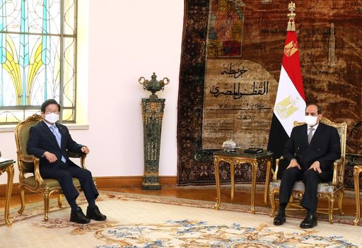 박병석 국회의장은 현지시간 10일(일) 이집트 수도 카이로의 대통령궁에서 압델 파타 알시시 이집트 대통령과 만났다. 