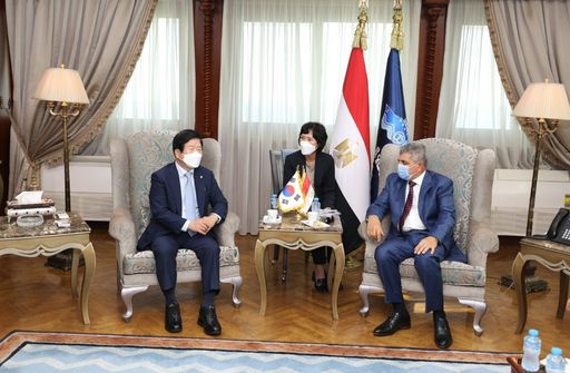 박병석 국회의장은 현지시간 10일(일) 이집트 수도 카이로의 대통령궁에서 압델 파타 알시시 이집트 대통령과 만났다. 