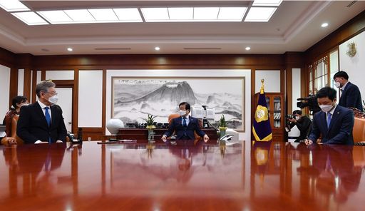 박병석 국회의장이 1일(월) 의장집무실을 예방한 이재명 더불어민주당 대통령후보와 반갑게 악수하고 있다.(사진=뉴시스)