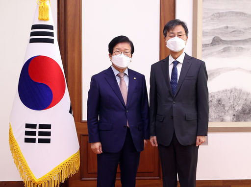 박병석 국회의장은 17일(수) 오전 의장 집무실에서 최재해 신임 감사원장의 예방을 받았다.