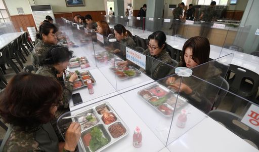 지난 7월 1일 국방부 제8기 대한민국 급식·피복 모니터링단이 전북 익산 육군 부사관학교를 방문해 군 급식실태를 현장 점검하고 있다.(사진=뉴시스)
