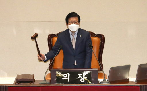 박병석 국회의장이 2일(금) 제391회국회(정기회) 제12차 본회의에서 개회를 알리는 의사봉을 두드리고 있다. (사진=뉴스1)