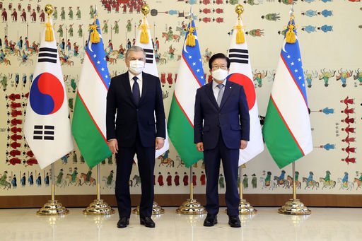 박병석 국회의장은 17일(금) 오후 국회 접견실에서 샤브카트 미르지요예프 대통령과 회담을 했다.