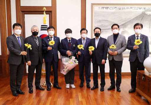 박병석 국회의장은 17일(금) 오전 의장 집무실에서 '제8회 국회의원 아름다운 말 선플상' 대상을 재단법인 선플재단으로부터 수여받았다.