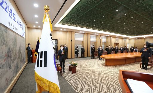 박병석 국회의장이 3일(월) 오전 국회접견실에서 열린 '2022년도 시무식'에서 시무사를 하고 있다.(사진=유윤기 촬영관)