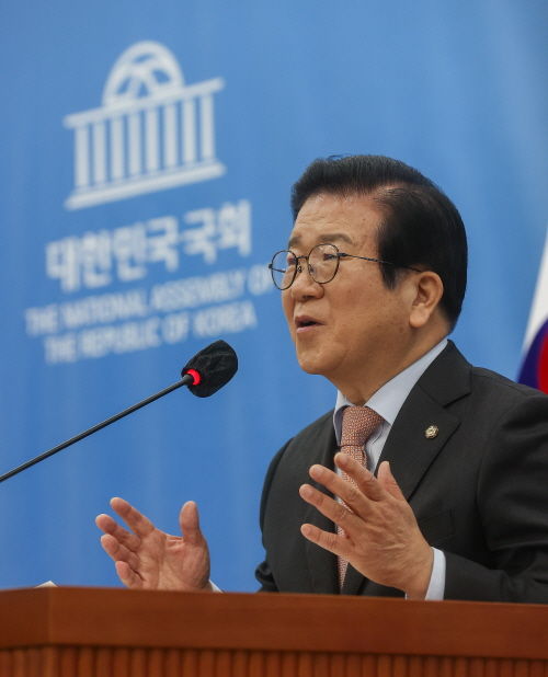 박병석 국회의장이 6일(목) 화상으로 진행한 신년 기자회견에서 모두발언을 하고 있다.(사진=뉴스1)