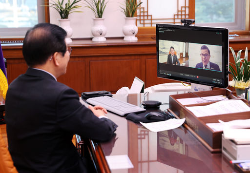 박병석 국회의장은 12일(수) 오후 의장집무실에서 안드레아스 노를리엔 의장과 화상통화를 했다.