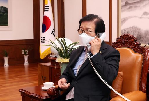 박병석 국회의장이 13일(목) 오후 의장집무실에서 나그마툴린 누를란 자이룰라예비치 카자흐스탄 하원의장과 전화통화를 하고 있다.(사진=국회사무처 사진팀)