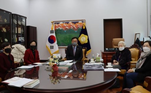 정진석 국회부의장은 18일(화) 부의장집무실에서 한국여성의정의 이연숙 고문, 신명 대표, 민병주 사무총장 등 임원들과 면담을 가졌다.