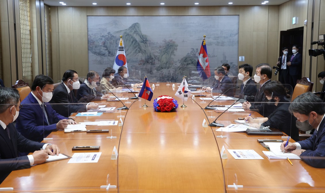 박병석 국회의장이 11일(금) 오후 국회접견실에서 훈 센 캄보디아 총리와 기념촬영을 하고 있다.(사진=국회사무처 사진팀)