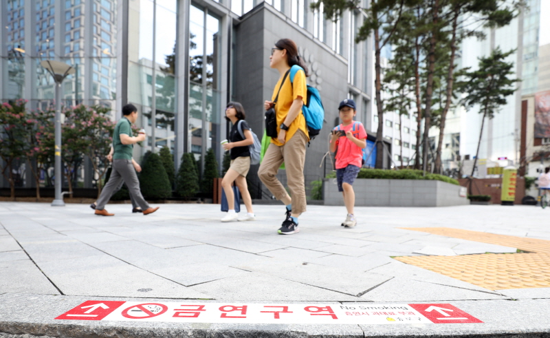 서울 종로구청 인근 도로에 금연구역을 알리는 스티커가 붙어 있는 모습.(사진=뉴시스)