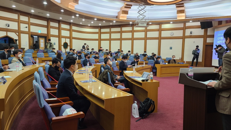 23일(수) 국회의원회관 제1소회의실에서 열린 '디지털 시대 대한민국 협력경제의 길' 세미나에서 청중들이 발표를 경청하고 있다.(사진=유충현 기자)