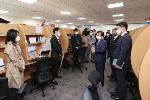 박병석 국회의장이 7일(목) 국회 소통관 기자실을 찾아 언론인을 격려하고 있는 모습.(사진=국회사무처 사진팀)