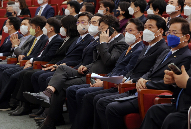 박지현, 윤호중 더불어민주당 공동비대위원장, 박홍근 원내대표와 이준석 국민의힘 대표, 권성동 국민의힘 원내대표를 비롯한 여야 지도부가 11일(월) 국회 도서관 대강당에서 진행된 볼로디미르 젤렌스키 우크라이나 대통령 화상연설을 지켜보고 있다.(사진=뉴스1)