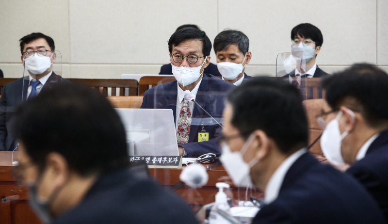 이창용 한국은행 총재 후보자가 19일(화) 국회 기획재정위원회 제395회국회(임시회) 제2차 전체회의를 통해 열린 인사청문회에서 의원들의 질의에 답하고 있다.(사진=뉴스1)