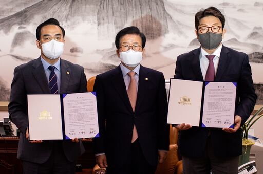22일(금) 의장집무실에서 박병석(가운데) 국회의장과 박홍근(왼쪽) 더불어민주당 원내대표, 