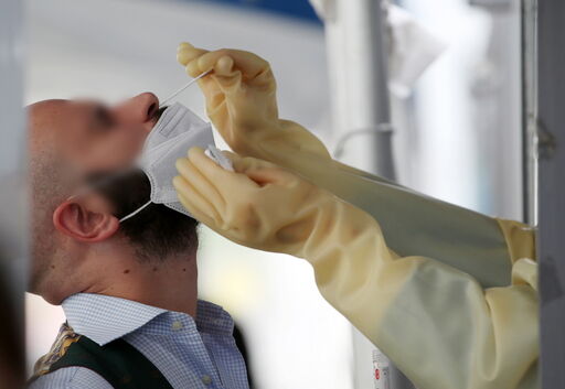 지난해 7월 서울 용산구 한남동 공영주차장에 설치된 코로나19(신종 코로나바이러스 감염증) 임시 선별진료소에서 한 외국인이 검사를 받고 있다.(사진=뉴시스)