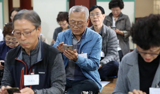지난 2018년 대구 중구에서 열린 ‘어르신 스마트폰 과거시험’에서 참가자들이 문제를 풀고 있다.(사진=뉴스1)