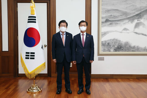 박병석 국회의장은 12일(목) 오전 의장집무실에서 이정식 신임 고용노동부 장관의 예방을 받았다.